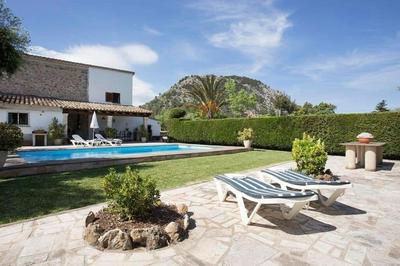 Traditional Majorcan villa by Renthousing