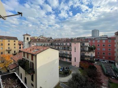 [Duomo walking distance]modern flat with free wifi