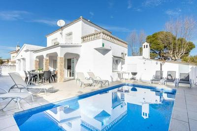 Piscina, mar y centro – Casa ideal para familias