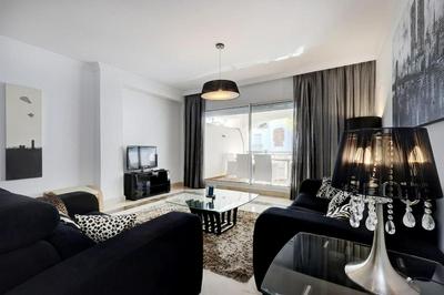 Modern 2-bedroom flat next to the sea