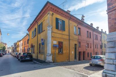 GuestHost - 'La casa Gialla' central Apartment!
