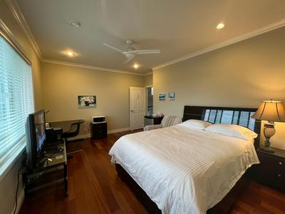 A cozy en-suite on the second floor with independent entranceclose to YVR