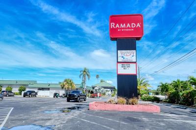 Heated Pool, Bunk Beds, King Bed, Huge TV, Marina, Tiki Bar