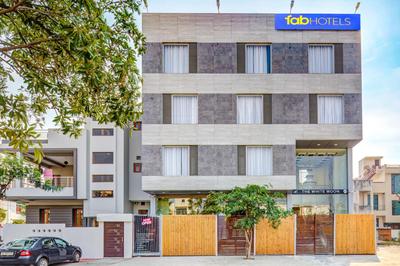 FabHotel The White Moon