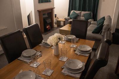 Swansea 3 Bed - City & Beach - Contractor Friendly