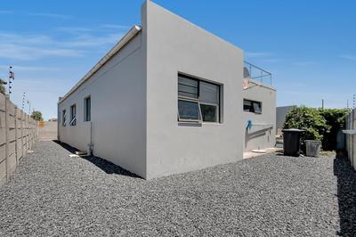 Spacious Shared 3-Bedroom Villa Near Blouberg Beach Pool, Wi-Fi, Braai