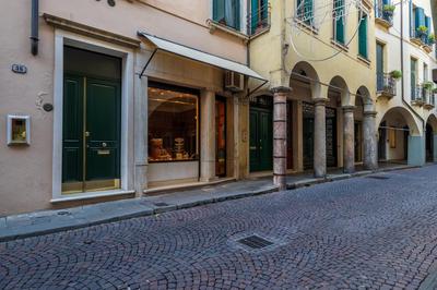 GuestHost - Piazza delle Erbe Central Apartment