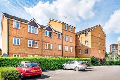 Morden flat close to DLR station with free parking and brand new bed and quality mattress adjacent to metro station also close to O2 and Excel via Cable Ca