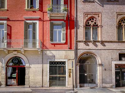 [Tra Piazza Erbe e Piazza Brà] Raffinata Maison