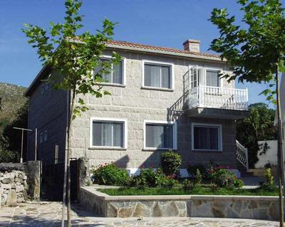 Apartamento con balcón al lado de la iglesia.