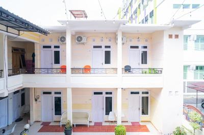 RedDoorz Syariah at Aura Homestay