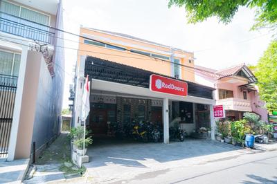 RedDoorz near Matahari Singosaren Solo