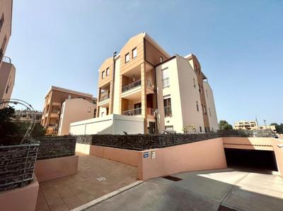 Comfy Living! Renovated 2 Rooms at Ambra Apartments-Lift-Secure Parking-Great Area!