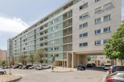 Spacious 3-bedroom condo near Lisbon Airport