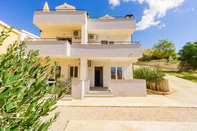 Reful Top modern facility with large terrace or balcony