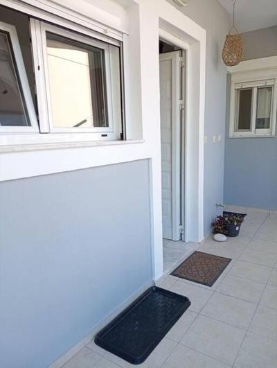 Sunny mountain view apartment with free parking