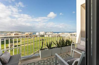 Modern - Central - Close to Beach - 5 Star rating APT