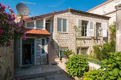 Heritage Dvori with garden, free parking next to sea beautiful location