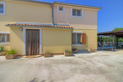 Charming villa Nera with pool and hydromassage near the beach
