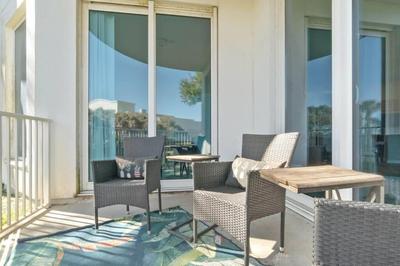 Family friendly condo in heart of Destin! Resort style pool, tennis courts minutes from beach