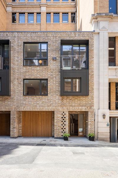 Luxury Central Mayfair Townhouse with AC 3BR 3BA