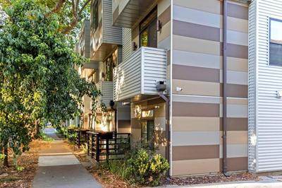 Luxurious Brownstone Retreat - Walk to DT/Golden1