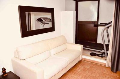 Apartment in Villa, Beach 3 minutes walk, spiaggia 3 minuti a piedi