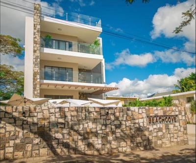 Luxury 2-bedroom apartment with shared pool 2 mins to Pereybere beach