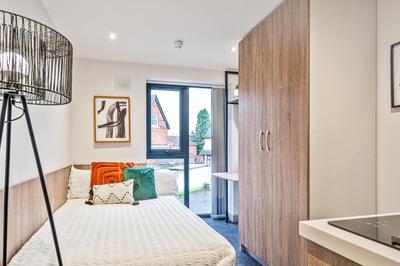 Stylish Studio Apartment with Free Parking in Wolverhampton 5min walk to City Centre