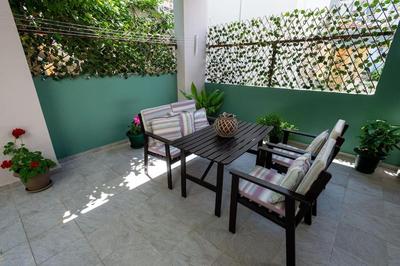 Downtown luxury apartment with backyard