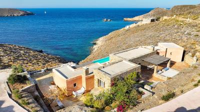 The Charming Waterfront Retreat, with a swimming pool & direct access to the sea, ideal for large families, or a group of friends