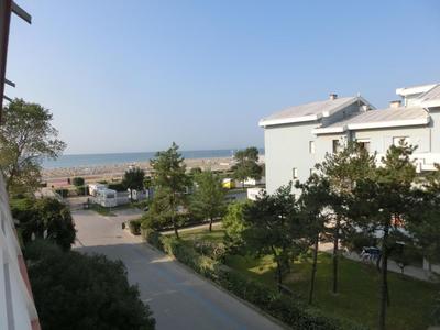 Flat with terrace near the beach-Beahost