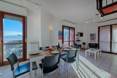 3-Bedroom Lakefront Lakeview Apartment