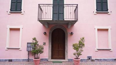 Panoramic lake view home's Giulia