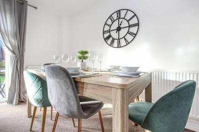 Aylesbury House with Free Parking, Super-Fast Wifi and Smart TV with Netflix by Yoko Property