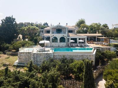Luxurious 4 bedroom villa Xris with infinity pool and beach access