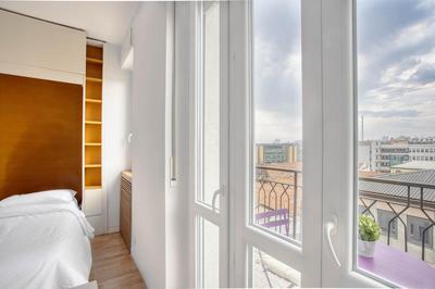 JOIVY Vibrant studio with balcony