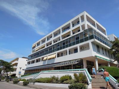 Beautiful three-room apartment close to the beach