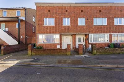 Blue Sparrow 4 bed House off road PARKING Pet friendly