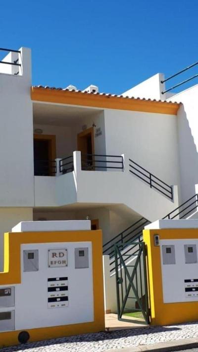 1-Bed - Sleeps 4 - Free Parking & Balcony