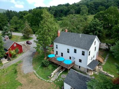 Craftsman Hideaway at the 1841 Farmhouse