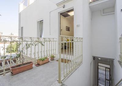 Appartamento con 2 camere e 2 bagni in centro con parcheggio