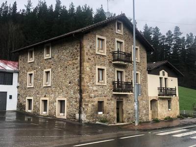 Junto al Parque Natural de Urkiola