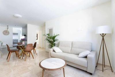 Sunnyland Martianez Valois