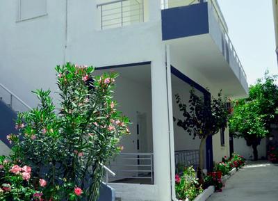 Chrismma 1-Bed Apt with Private Yard & Parking