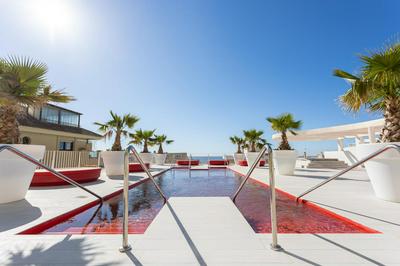 Ensuite Sea & Pool Views with Private Parking