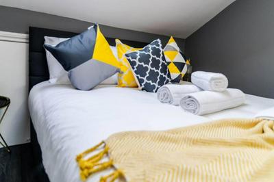 Quiet Top-Floor Retreat -Modern Studio for 2 - Islington