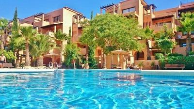 Luxury large 2 bedroom Apartment 10 min walk to Villamartin Plaza