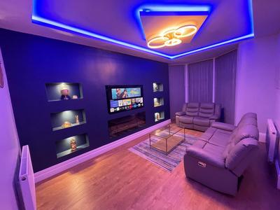 1 Bed Flat - Sleeps 2 - Hot Tub - Parking - Wifi
