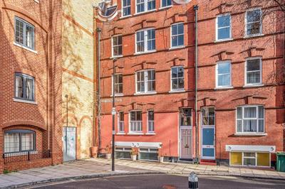 Central London 3-Bed Apt Sleeps 6 3 mins to Tube
